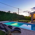 빌라 Mia & Iva For 6 2 People Near With Private Pool & Kids Playground - Pet Friendly