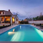 Mia & Iva For 6 2 People Near With Private Pool & Kids Playground - Pet Friendly *