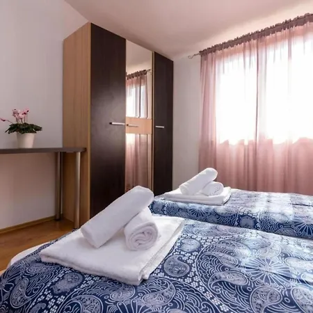 Vila Mia & Iva For 6 2 People Near With Private Pool & Kids Playground - Pet Friendly