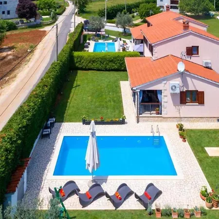 Mia & Iva For 6 2 People Near With Private Pool & Kids Playground - Pet Friendly 빌라 *