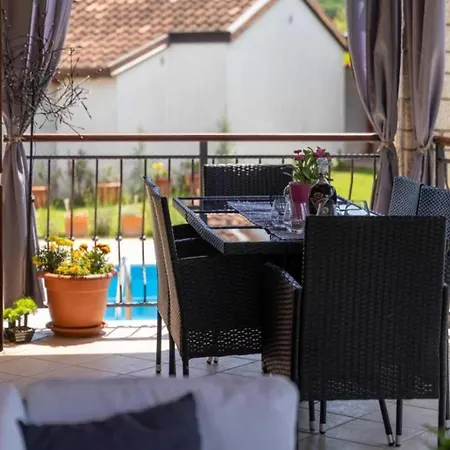 Mia & Iva For 6 2 People Near With Private Pool & Kids Playground - Pet Friendly Villa *