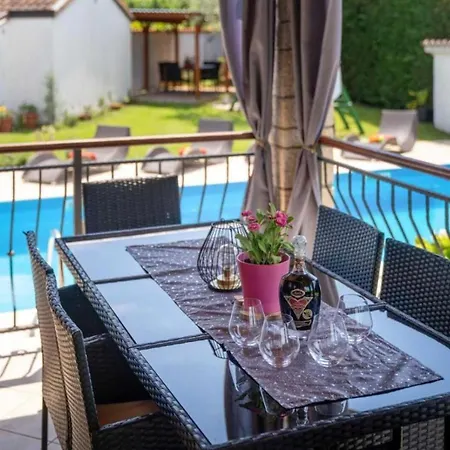 Vila Mia & Iva For 6 2 People Near With Private Pool & Kids Playground - Pet Friendly *