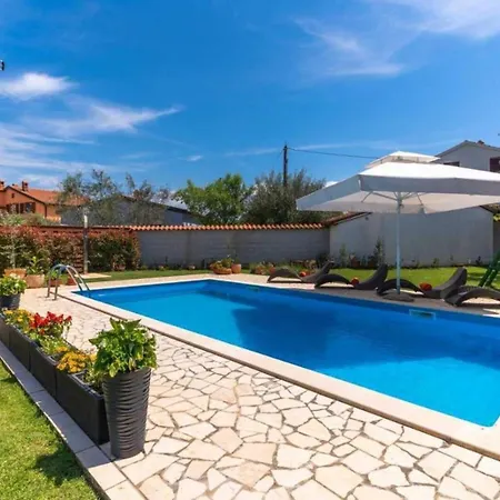 Mia & Iva For 6 2 People Near With Private Pool & Kids Playground - Pet Friendly *