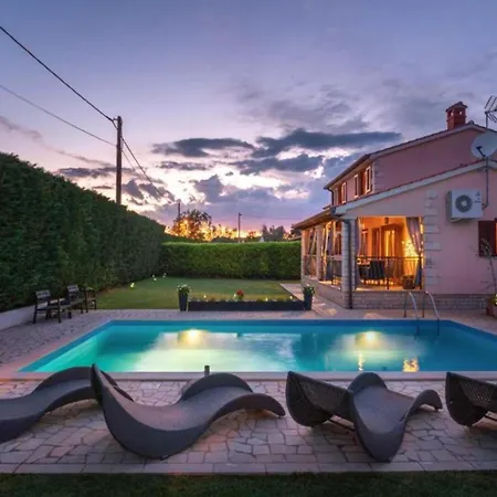 Mia & Iva For 6 2 People Near With Private Pool & Kids Playground - Pet Friendly Villa