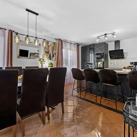 Mia & Iva For 6 2 People Near With Private Pool & Kids Playground - Pet Friendly Villa *