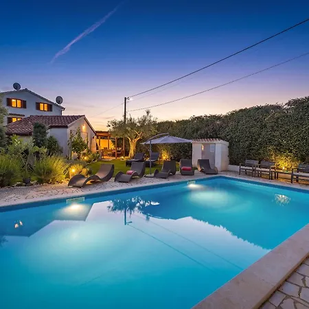 Mia & Iva For 6 2 People Near With Private Pool & Kids Playground - Pet Friendly *