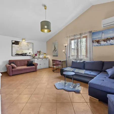 Mia & Iva For 6 2 People Near With Private Pool & Kids Playground - Pet Friendly Villa *