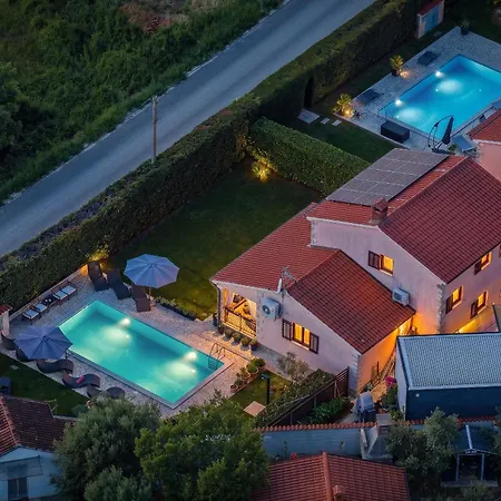 Mia & Iva For 6 2 People Near With Private Pool & Kids Playground - Pet Friendly Villa Porec