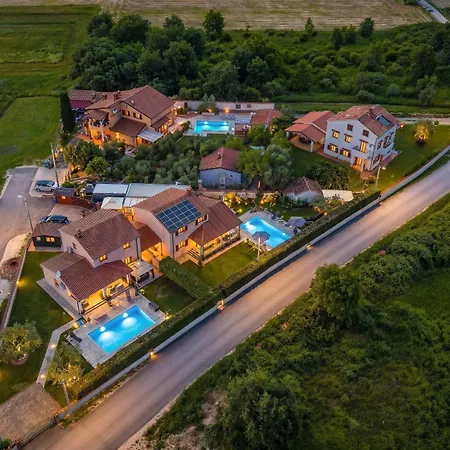 Mia & Iva For 6 2 People Near With Private Pool & Kids Playground - Pet Friendly Villa *