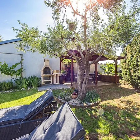 Mia & Iva For 6 2 People Near With Private Pool & Kids Playground - Pet Friendly Villa