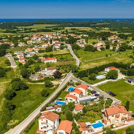Mia & Iva For 6 2 People Near With Private Pool & Kids Playground - Pet Friendly Villa Porec