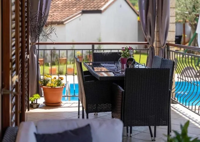 Mia & Iva For 6 2 People Near With Private Pool & Kids Playground - Pet Friendly Villa *