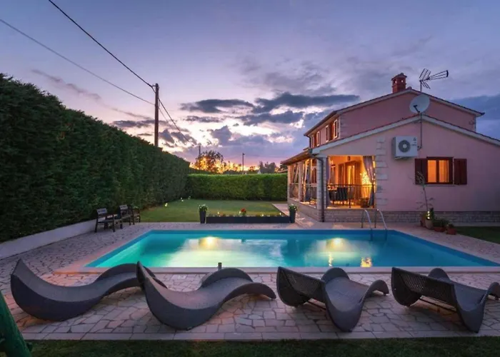 Mia & Iva For 6 2 People Near With Private Pool & Kids Playground - Pet Friendly Villa