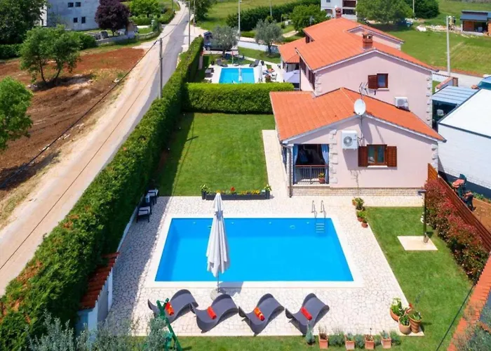 Mia & Iva For 6 2 People Near With Private Pool & Kids Playground - Pet Friendly Villa *
